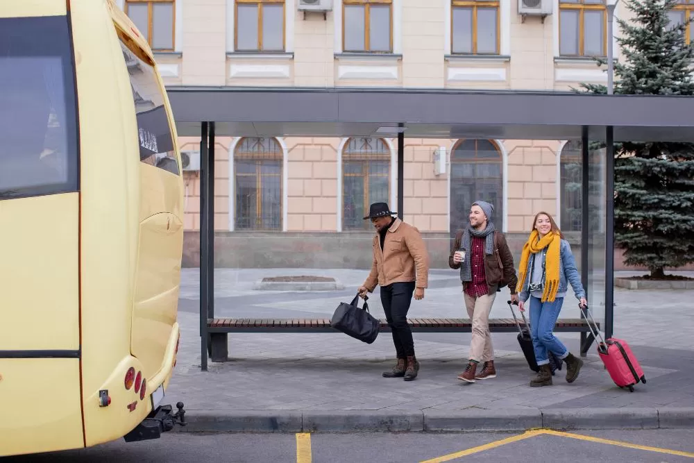 personnes qui prennent le bus