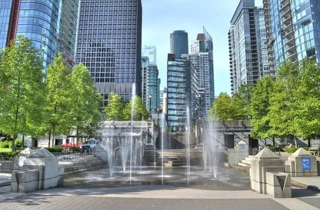 Fontaine publique et gratte-ciel en arrière plan