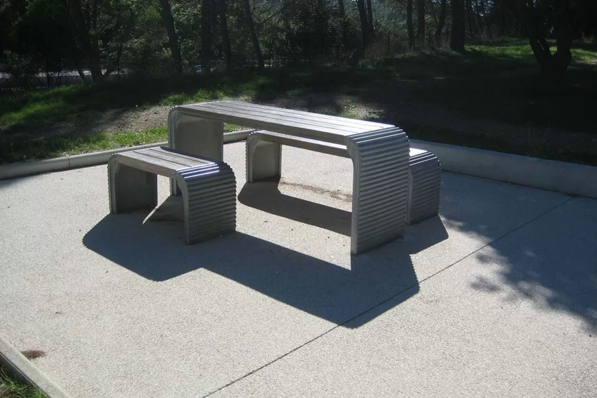 Bench and table in wood and concrete